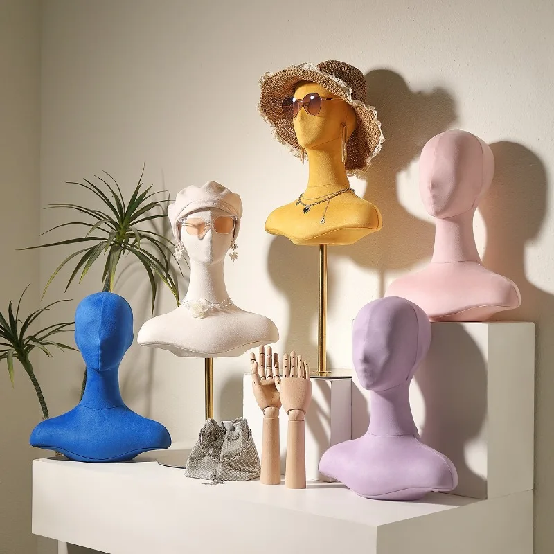 Body Jewelry In Store - Giyim mağazası, peruk modeli, renkli kadın